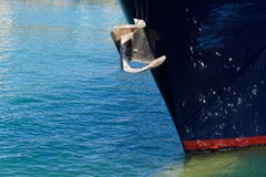 Anker auf dem Bogen eines Schiffs lizenzfreies stockfoto Anker auf dem Bogen eines Schiffs lizenzfreies stockfoto