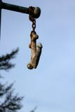 Anker hängt mit Kette auf Pfosten lizenzfreies stockbild Anker hängt mit Kette auf Pfosten lizenzfreies stockbild