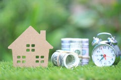 Anlagengesch?ft und Immobilien, Musterhaus mit Banknote auf dem nat?rlichen gr?nen Hintergrund, speichernd f?r sich vorzubereiten lizenzfreie stockfotografie Anlagengesch?ft und Immobilien, Musterhaus mit Banknote auf dem nat?rlichen gr?nen Hintergrund, speichernd f?r sich vorzubereiten lizenzfreie stockfotografie