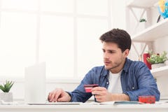 Anmeldung etikettiert online für Ferien lizenzfreie stockbilder Anmeldung etikettiert online für Ferien lizenzfreie stockbilder