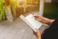 Anmärkningen som tar anteckningsböcker för att undervisa, minns att glömma om tunt fotografering för bildbyråer Anmärkningen som tar anteckningsböcker för att undervisa, minns att glömma om tunt fotografering för bildbyråer