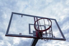 Anneau de basket-ball avec une maille en métal avec un agai transparent de bouclier photo stock Anneau de basket-ball avec une maille en métal avec un agai transparent de bouclier photo stock