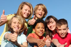 Anni dell'adolescenza con i pollici in su fotografia stock Anni dell'adolescenza con i pollici in su fotografia stock