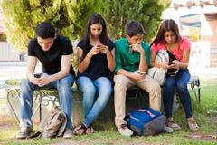 Anni dell'adolescenza occupati con i telefoni cellulari Anni dell'adolescenza occupati con i telefoni cellulari