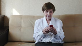 80 anni della donna che per mezzo dello Smart Phone, cellulare, nonna archivi video 80 anni della donna che per mezzo dello Smart Phone, cellulare, nonna archivi video
