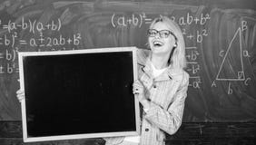 Annonsering f?r l?rareshowskola St?lle f?r skolanyheterna Skolaschema- och extrahj?lpgrupper L?rarekvinnah?ll arkivbild Annonsering f?r l?rareshowskola St?lle f?r skolanyheterna Skolaschema- och extrahj?lpgrupper L?rarekvinnah?ll arkivbild