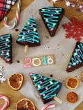 Ano novo 2018 Pastelaria, doces e decorações do Natal fotografia de stock Ano novo 2018 Pastelaria, doces e decorações do Natal fotografia de stock
