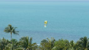 Anonieme kiteboarder in kalme overzees Verre persoon met vlieger berijdende raad op kalme oppervlakte van blauw zeewater op tropi stock video Anonieme kiteboarder in kalme overzees Verre persoon met vlieger berijdende raad op kalme oppervlakte van blauw zeewater op tropi stock video
