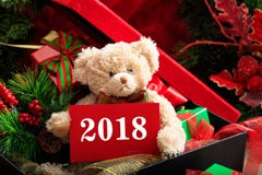 2018 anos novos com urso e presentes de peluche fotos de stock 2018 anos novos com urso e presentes de peluche fotos de stock