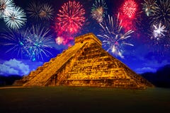 Anos novos da exposição do fogo de artifício em Chichen Itza imagens de stock Anos novos da exposição do fogo de artifício em Chichen Itza imagens de stock