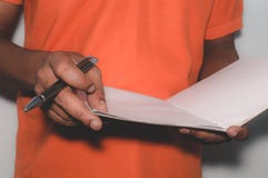 Anseende för afrikansk amerikanaffärsman och arbeta med dokument royaltyfri bild Anseende för afrikansk amerikanaffärsman och arbeta med dokument royaltyfri bild