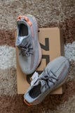 Anseende för form för trfrm V2 för Adidas Yeezy ökning 350 riktigt på lådan 350 Släppt på mars 16, 2019 fotografering för bildbyråer Anseende för form för trfrm V2 för Adidas Yeezy ökning 350 riktigt på lådan 350 Släppt på mars 16, 2019 fotografering för bildbyråer
