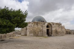Ansicht alten Umayyad-Palastes, Jabal-Al-Qal'a, Zitadellenhügel in Amma lizenzfreie stockbilder Ansicht alten Umayyad-Palastes, Jabal-Al-Qal'a, Zitadellenhügel in Amma lizenzfreie stockbilder