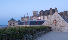 Ansicht bei Sonnenuntergang von der Wand der alten Stadt mit Granitgebäuden von Saint Malo in Bretagne, Frankreich stockfotografie Ansicht bei Sonnenuntergang von der Wand der alten Stadt mit Granitgebäuden von Saint Malo in Bretagne, Frankreich stockfotografie