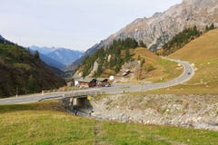 Ansicht der alpinen Schnellstra?e nahe dem Dorf von Stuben sind Arlberg Staat von Vorarlberg, ?sterreich stockfotos Ansicht der alpinen Schnellstra?e nahe dem Dorf von Stuben sind Arlberg Staat von Vorarlberg, ?sterreich stockfotos