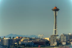 Ansicht der Raum-Nadel und des im Stadtzentrum gelegenen Seattles, Washington, USA stockfotografie Ansicht der Raum-Nadel und des im Stadtzentrum gelegenen Seattles, Washington, USA stockfotografie