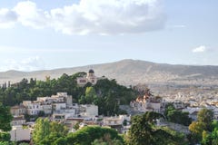 Ansicht der Stadt von Athen, von Kirche und von Bergen von der Akropolise Grüne Bäume und blauer Himmel lizenzfreie stockfotografie Ansicht der Stadt von Athen, von Kirche und von Bergen von der Akropolise Grüne Bäume und blauer Himmel lizenzfreie stockfotografie