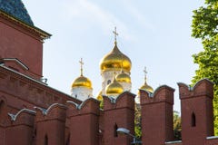 Ansicht der Wand und der Annahme Kathedrale des Moskaus der Kreml an einem klaren sonnigen Tag stockbild Ansicht der Wand und der Annahme Kathedrale des Moskaus der Kreml an einem klaren sonnigen Tag stockbild