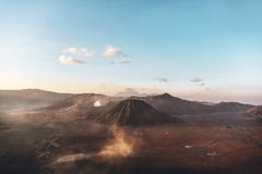 Ansicht des Bergs Bromo und Batok während des Sonnenaufgangs Stockfotos Ansicht des Bergs Bromo und Batok während des Sonnenaufgangs Stockfotos