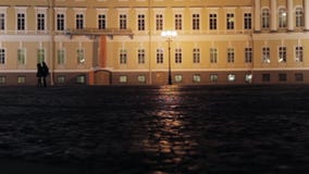 Ansicht des Palastquadrats in St Petersburg in der Nacht Schattenbilder von Paaren stock video Ansicht des Palastquadrats in St Petersburg in der Nacht Schattenbilder von Paaren stock video