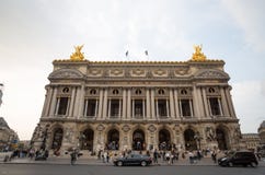 Ansicht des Platzes de l ‚Gebäude Opern- und Operndes Paris Großartige Oper Garnier Palace ist berühmtes neo-barockes Gebäude in lizenzfreie stockfotografie Ansicht des Platzes de l ‚Gebäude Opern- und Operndes Paris Großartige Oper Garnier Palace ist berühmtes neo-barockes Gebäude in lizenzfreie stockfotografie