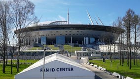 Ansicht des Stadions St Petersburg, den Weltcup im Jahre 2018 und die Fan Identifikations-Mitte im Vordergrund bewirtend stock footage Ansicht des Stadions St Petersburg, den Weltcup im Jahre 2018 und die Fan Identifikations-Mitte im Vordergrund bewirtend stock footage