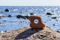 Ansicht durch das Loch, gegen das Meer unter den Steinen lizenzfreie stockfotografie Ansicht durch das Loch, gegen das Meer unter den Steinen lizenzfreie stockfotografie