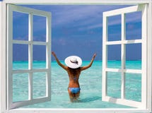 Ansicht durch ein Fenster zu einer attraktiven Frau im Bikini lizenzfreie stockfotografie Ansicht durch ein Fenster zu einer attraktiven Frau im Bikini lizenzfreie stockfotografie