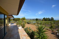 Ansicht eines Golfplatzes weg von einer Veranda stockfotos Ansicht eines Golfplatzes weg von einer Veranda stockfotos