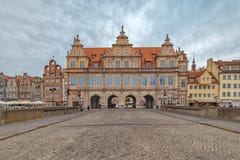 Ansicht Polens Gdansk am 13. September 2018 der Front des alten Stadttors über die Brücke über dem Fluss, dem Recht und dem links stockbild Ansicht Polens Gdansk am 13. September 2018 der Front des alten Stadttors über die Brücke über dem Fluss, dem Recht und dem links stockbild