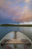 Ansicht vom Boot zum See und zum leeren Sitz lizenzfreies stockbild Ansicht vom Boot zum See und zum leeren Sitz lizenzfreies stockbild