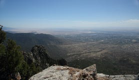 Ansicht von Albuquerque-New Mexiko von der Spitze der Sandia-Berge lizenzfreie stockfotos Ansicht von Albuquerque-New Mexiko von der Spitze der Sandia-Berge lizenzfreie stockfotos