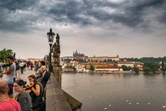 Ansicht von Charles-Brücke in Prag mit Touristen und Musikern lizenzfreie stockbilder Ansicht von Charles-Brücke in Prag mit Touristen und Musikern lizenzfreie stockbilder