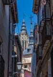 Ansicht von den alten Straßen des Helms Toledo Cathedrals und des Iglesia Des stockfotos Ansicht von den alten Straßen des Helms Toledo Cathedrals und des Iglesia Des stockfotos