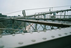 Ansicht von der Brooklyn-Brücke zur Straße unten stockbild Ansicht von der Brooklyn-Brücke zur Straße unten stockbild
