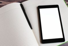 Ansicht von der Seite eines schwarzen Laptops, der auf dem geöffneten großen Notizbuch liegt In der Mitte des Notizbuches ist ein stockbilder Ansicht von der Seite eines schwarzen Laptops, der auf dem geöffneten großen Notizbuch liegt In der Mitte des Notizbuches ist ein stockbilder