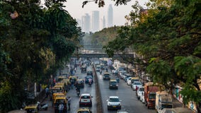 Ansicht von einer Brücke einer Verkehrsstadt von Bombay während eines Tages lizenzfreie stockfotografie Ansicht von einer Brücke einer Verkehrsstadt von Bombay während eines Tages lizenzfreie stockfotografie