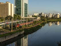 Ansicht von Gebäuden, VON CPTM-Zug, von Verkehr von Fahrzeugen und von Fluss in der begrenzten Pinheiros-Fluss-Allee stockfoto Ansicht von Gebäuden, VON CPTM-Zug, von Verkehr von Fahrzeugen und von Fluss in der begrenzten Pinheiros-Fluss-Allee stockfoto