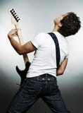 Ansicht von hinten auf dem Mann mit Gitarre stockfoto Ansicht von hinten auf dem Mann mit Gitarre stockfoto