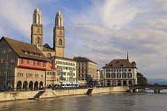 Ansicht von Limmat-Fluss und von alter Stadt Zürichs Lizenzfreie Stockfotos Ansicht von Limmat-Fluss und von alter Stadt Zürichs Lizenzfreie Stockfotos