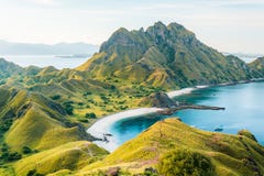 Ansicht von Padar-Insel an einem bewölkten Abend mit Oberfläche des blauen Wassers und touristischen Booten lizenzfreies stockbild Ansicht von Padar-Insel an einem bewölkten Abend mit Oberfläche des blauen Wassers und touristischen Booten lizenzfreies stockbild