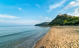 Ansicht von ruhigem See und Punta-Ala setzen in Toskana, Italien auf den Strand stockfoto Ansicht von ruhigem See und Punta-Ala setzen in Toskana, Italien auf den Strand stockfoto