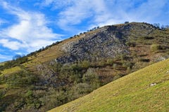 Ansicht von Thorpe Cloud, in Dovedale, Derbyshire lizenzfreie stockfotos Ansicht von Thorpe Cloud, in Dovedale, Derbyshire lizenzfreie stockfotos
