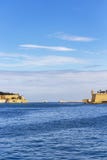 Ansicht zu den zwei Leuchttürmen des großartigen Hafens, Malta mit Teilen von Valletta und von Senglea stockbild Ansicht zu den zwei Leuchttürmen des großartigen Hafens, Malta mit Teilen von Valletta und von Senglea stockbild