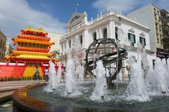 Ansicht zum Brunnen vor dem Santa Casa Da Misericordia-Gebäude in der historischen Mitte von Macao, China lizenzfreies stockbild Ansicht zum Brunnen vor dem Santa Casa Da Misericordia-Gebäude in der historischen Mitte von Macao, China lizenzfreies stockbild