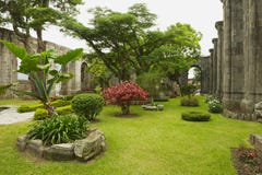 Ansicht zum Innenhof an den Ruinen der Santiago Apostol-Kirche in Cartago, Costa Rica lizenzfreie stockbilder Ansicht zum Innenhof an den Ruinen der Santiago Apostol-Kirche in Cartago, Costa Rica lizenzfreie stockbilder