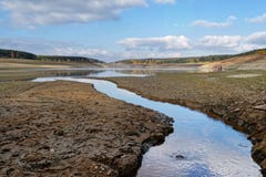 Ansicht zur Staumauer einer Verdammung mit Niedrigwasserniveau, die Trockenheit ist offenbar, Konsequenz des heißen Sommers 2018 lizenzfreies stockbild Ansicht zur Staumauer einer Verdammung mit Niedrigwasserniveau, die Trockenheit ist offenbar, Konsequenz des heißen Sommers 2018 lizenzfreies stockbild