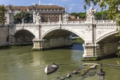 Ansicht über ` Angelo mit seinen schönen Skulpturen, Rom, Italien Ponte Sant lizenzfreie stockbilder Ansicht über ` Angelo mit seinen schönen Skulpturen, Rom, Italien Ponte Sant lizenzfreie stockbilder