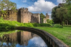 Ansicht über Cardiff-Schloss vom Park der hochgebogenen Hinterkante stockbild Ansicht über Cardiff-Schloss vom Park der hochgebogenen Hinterkante stockbild