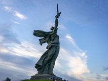 Ansicht über das Skulptur Mutterland nennt auf die Oberseite des Mamayev Kurgan, Erinnerungskomplex des Stalingrad-Kampfes lizenzfreies stockfoto Ansicht über das Skulptur Mutterland nennt auf die Oberseite des Mamayev Kurgan, Erinnerungskomplex des Stalingrad-Kampfes lizenzfreies stockfoto